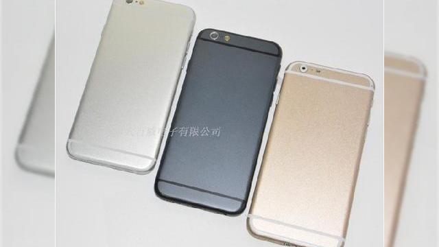 <b>Toate cele trei culori ale lui iPhone 6 Își fac apariția Într-o singură fotografie; de asemenea putem arunca o privire și asupra unei machete de iPhone 6s</b>în timp ce fani Apple așteaptă cu sufletul la gură lansarea din toamnă a noii generații iPhone, iată că astăzi o nouă serie de fotografii ce prezintă machetele preliminare pentru acest device ajung pe web, direct din Japonia. &nbsp; Dacă...