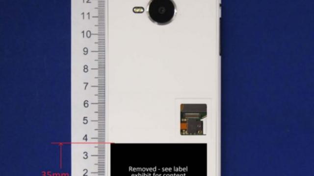 <b>Intel DZ110 primește certificare din partea FCC după mai bine de 6 luni de teste; vine cu display LCD de 4.5 inch și conectivitate LTE</b>Mulțumită celor de la blogofmobile.com, se pare că după mai bine 6 luni de testare în cadrul laboratoarelor FCC, un nou terminal Intel a primit recent certificare. Aflăm că acest smartphone numit Intel DZ110 a sosit la agenția americană în luna...