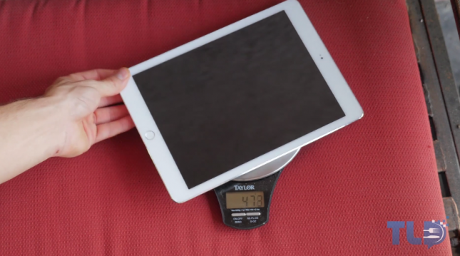 <b>Iată un hands on cu iPad Air 2, În versiunea machetă; Designul butoanelor de volum e schimbat, prezența Touch ID confirmată (Video)</b>După ce am văzut câteva fotografii cu o machetă de iPad Air 2 aka iPad 6 de la Sonny Dickson, acum aceeași machetă primește și un video hands on de la băieții de la TLDToday. Unele trăsături de design s-au schimbat în comparație cu iPad Air,...