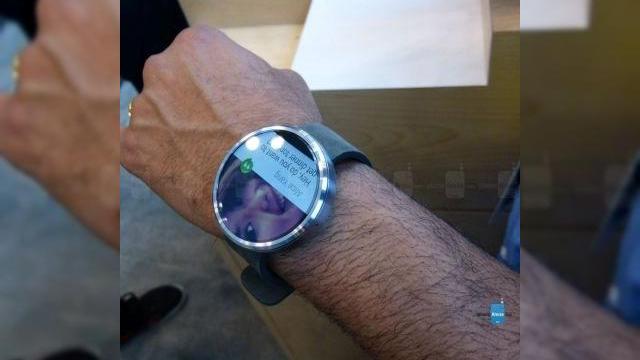 <b>Motorola Moto 360 fotografiat și filmat În cadrul unei experiențe hands-on la I/O 2014; De departe cel mai arătos smartwatch (Video)!</b>încă de când a fost anunțat prima oară Motorola Moto 360, el părea un smartwatch foarte arătos și am apreciat apoi și faptul că Google a primit sugestii și concepte de la designeri pentru interfața și lookul său. Ei bine, produsul a fost...