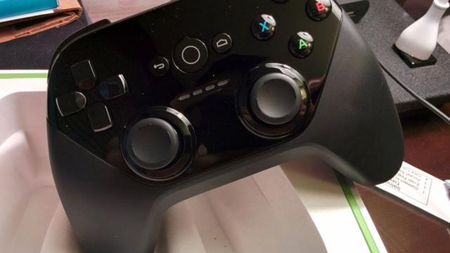 <b>Iată cum arată consola Android TV și joystickul său, Într-un unboxing al unui developer</b>Dezvoltatorii Android care au participat la Google I/O 2014 au fost destul de câștigați, ei primind atât un ceas LG G Watch, cât și noul ceas Gear Live de la Samsung. Unii au fost destul de norocoși să primească și o "consolă" Android TV, cum e...