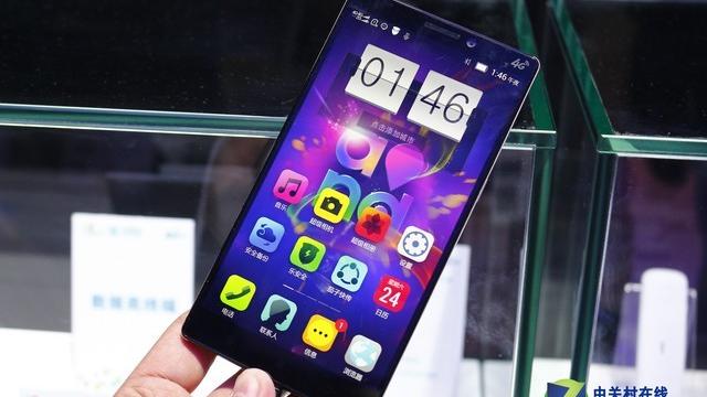 <b>Lenovo K920 este un potențial hit cu ecran QHD, ar putea fi pus În vânzare În curând</b>Lenovo a anunțat terminalul K920 cu puțin timp în urmă și iată că aflăm că acest handset va fi lansat comercial în curând și are deja alura unui "Oppo Find 7 killer", cum îl numește presa. Acest model se remarcă prin intermediul unui ecran...