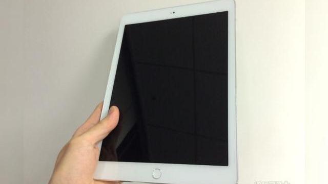 <b>Noi imagini cu iPad Air 2 Își fac apariția, se reconfirmă butoanele de volum adâncite, butonul Home cu Touch ID</b>&nbsp; încă o serie de imagini cu iPad Air 2 a apărut pe web și deși astfel de fotografii apar mai rar decât în cazul lui iPhone 6, avem ce admira de această dată. Designul este bine detaliat în noile imagini, datorită unei serii de prim...