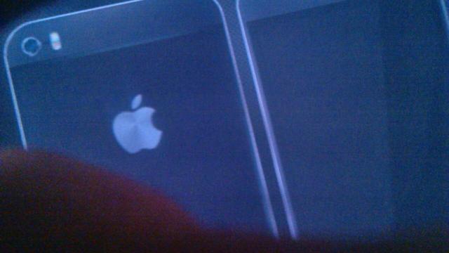 <b>iPhone 6 apare În noi fotografii realizate cu Google Glass; acestea ar putea prezenta design-ul final al produsului</b>în timp ce scăpările de imagini cu machete ale lui iPhone 6 par a înceta, iată că astăzi prin intermediul unor fotografii realizate cu ochelarii inteligenți Google Glass putem arunca o privire asupra design-ului său final.   Potrivit...