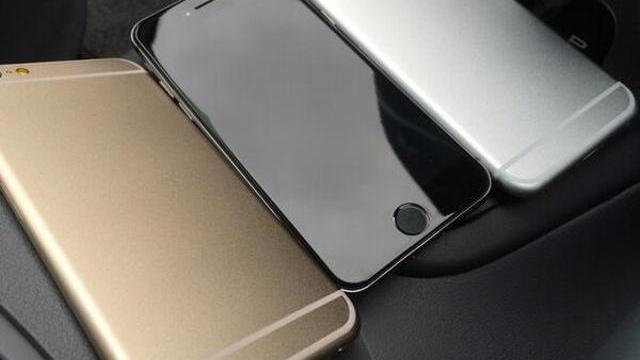 <b>Noi machete iPhone 6 apar În culori variate</b>Faimosul blogger și leakster Sonny Dickson, una dintre cele mai de încredere surse când vine vorba de informații despre produse Apple, a postat o fotografie cu machete de iPhone 6 în toate cele 3 culori. Observăm și varianta&nbsp;aurie printre ele,...