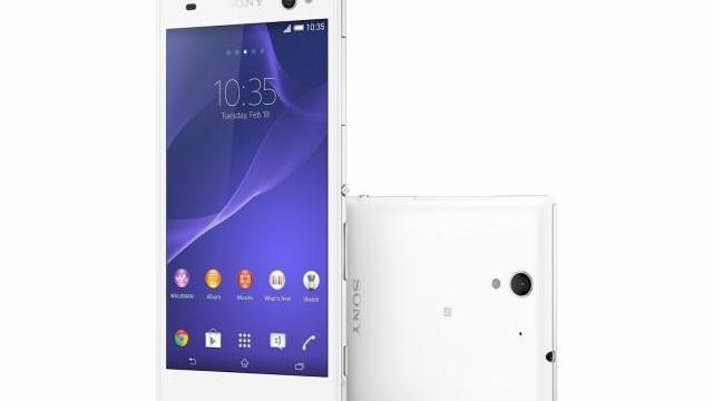 <b>Xperia C3, telefonul selfie al celor de la Sony lansat oficial; acesta aduce o cameră frontală de 5 megapixel cu lentile wide și bliț LED (Video)</b>După ce ieri aveam ocazia să aruncăm o privire asupra unor imagini cu Xperia C3, un terminal axat pe funcțiile de fotografie de tip selfie, iată că astăzi terminalul în cauză a fost lansat oficial de către Sony. &nbsp; Sony Xperia C3 dispune de...