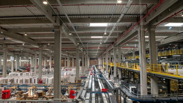 <b>eMAG a investit 1.123 miliarde de lei în dezvoltarea ecosistemului regional în 2022; Creşte adopţia ecommerce</b>eMAG dezvăluie investiţiile făcute în 2022 în ecosistemul regional şi aflăm că acestea s-au ridicat la 1.123 miliarde de lei. Astfel retailerul a crescut adoptia ecommerce şi s-a ajuns la cu 10% mai multe comenzi plasate în ecosistemul regional