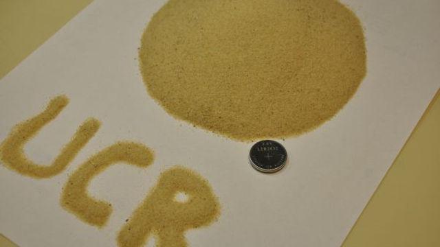 <b>O baterie fabricată din nisip ar putea schimba gadgeturile portabile</b>E bizar faptul că deși telefoanele mobile evoluează cu pași uriași în ultimii ani, bateriile lor nu cunosc îmbunătățiri spectaculoase. O soluție pentru a crește puterea acestor baterii vine printr-o tehnologie eco friendly bazată pe... nisip....