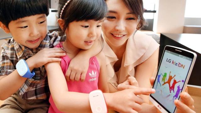 <b>LG lansează KizON, un dispozitiv portabil de monitorizare a locației În care se află cei mici</b>Deși tehnologia și gadget-urile inteligente sunt mai mult un fel de jucării pentru copii mai mari, iată că și cei mici au parte de unele dispozitive destinate lor. Astăzi, LG Electronics tocmai a anunțat lansarea device-ului portabil KizON, un...