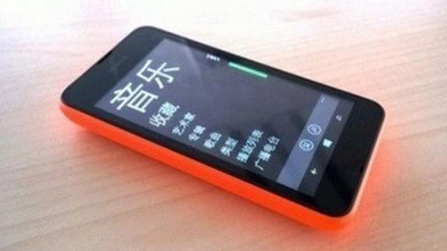 <b>O presupusă imagine cu Nokia Lumia 530 ajunge pe web: ca un Lumia 520 mai rotunjit și cu aer de Nokia X</b>O imagine care inițial s-a crezut a fi cu Nokia "Lumia 630" a ajuns pe Internet, dar se pare că e vorba de fapt despre terminalul Nokia Lumia 530. El este urmașul low end al lui Lumia 520, cel mai bine vândut handset Windows Phone de când a fost...