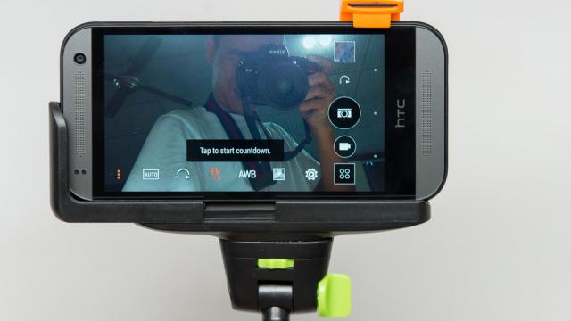 <b>Monopod-ul pentru selfie-urile perfecte a fost inventat; acesta este compatibil cu iOS sau Android și poate fi comandat pentru suma de 32$ (Video)</b>De curând, odată cu moda selfie-urilor, pe piață a fost lansat și un produs pentru cei pasionați în adevăratul sens al cuvântului de acest tip de fotografii. Acesta se numește Kjsat Z07-5, un produs ce poate fi comandat la un preț de 32$ prin...