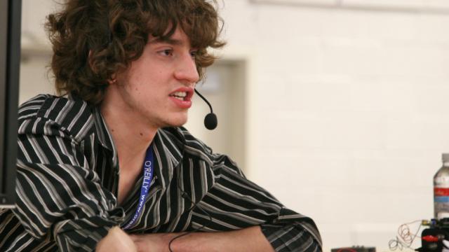 <b>George Hotz, poate cel mai celebru jailbreaker de iPhone din lume, angajat de Google pentru rezolvarea unor probleme de securitate</b>Iată că hackerii sunt apreciați foarte mult de către companiile gigant existente pe piață, un astfel de exemplu fiind George Hotz, un hacker care în anul 2007 pe vremea când avea doar 17 ani a reușit să devină primul jailbreaker de iPhone din...