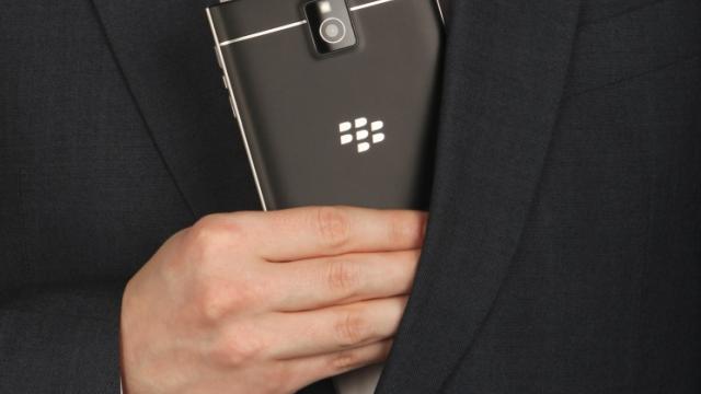 <b>BlackBerry Passport Își face apariția În cadrul unui prim video hands-on</b>După cum am putut observa în ultimele săptămâni, cei de la BlackBerry pregătesc un smartphone foarte ieșit din comun, și anume modelul Passport. Dacă până acum am putut admira doar o serie de fotografii cu device-ul în cauză, iată că acum...