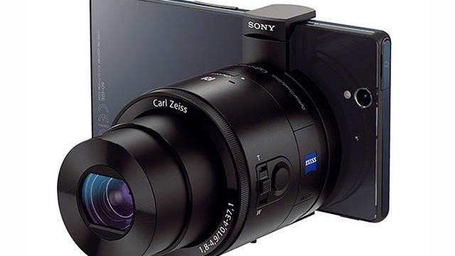 <b>Sony pregătește QX30, un nou accesoriu de tip cameră ce poate fi atașat smartphone-urilor; vine cu zoom optic 30x</b>De curând, două noi dispozitive Sony interesante au primit certificare în Coreea de Sud, mai precis camera mirrorless ILCE-5000 ce va fi cunoscută comercial sub denumirea Alpha A5000, cât și camera portabilă Sony QX30 ce este practic un accesoriu...