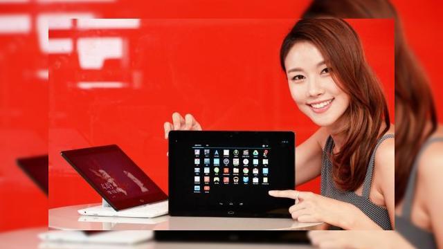 <b>LG Electronics anunță tableta-hibrid Tab Book (11TA740-GA50K) pentru piața coreeană; vine cu procesor Intel Core i5 și 4 GB memorie RAM</b>Astăzi, cei de la LG au anunțat o nouă tabletă pe piața din Coreea, și anume modelul Tab Book&nbsp;(11TA740-GA50K). Aflăm că aceasta din urmă este mai degrabă un hibrid dintre o tabletă și un laptop, o tastatură completă qwerty fiind...