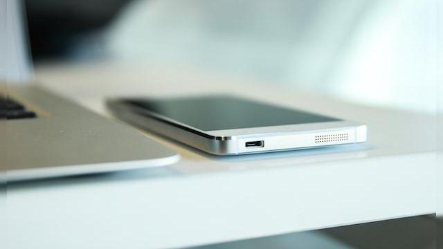 <b>Xiaomi Mi4 disponibil acum la vânzare În China; Sold out În 3, 2, 1...</b>Xiaomi Mi4 a fost anunțat cu puțin timp în urmă și iată că e deja pus în vânzare în China astăzi. Mă aștept să vedem un nou record doborât, când vine vorba de timpul de epuizare a unităților disponibile. Flagshipul are dotări atractive...