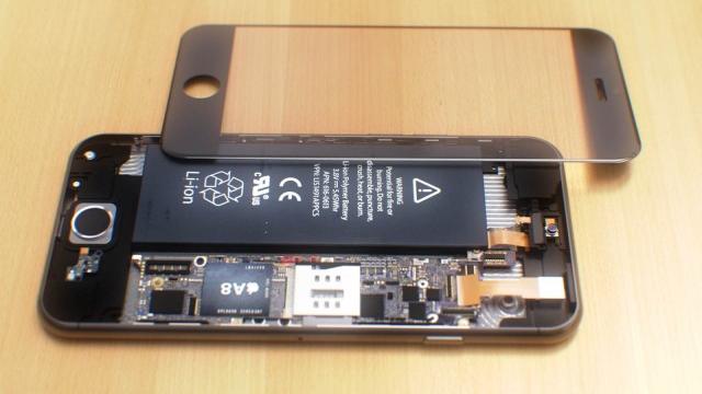 <b>iPhone 6 disecat, componentele analizate cu atenție În cadrul unui concept migălos</b>Martin Hajek este unul dintre cei mai respectați designeri de telefoane și tablete concept, deoarece el are foarte mare grijă cu detaliile și de îndată ce termină randarile oferă și fișiere speciale pentru imprimante 3D, astfel încât fanii să...