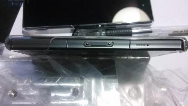 <b>Sony Xperia Z3 Compact Își face apariția din nou În cadrul unor fotografii hands-on</b>Cu doar o lună înainte de startul show-ului IFA 2014 în cadrul căruia vom vedea o mulțime de noi terminale printre care se numără și device-uri Sony, iată că astăzi un nou astfel de terminal, și anume Xperia Z3 Compact își face apariția...