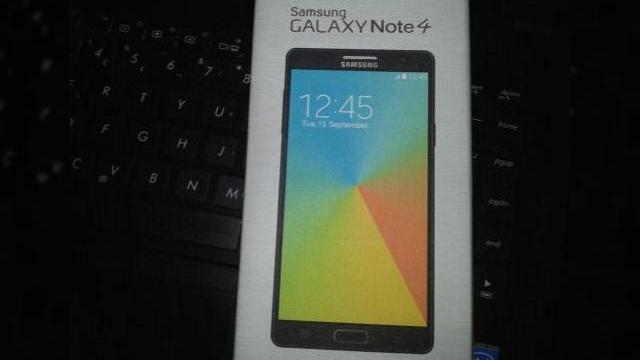 <b>Cutia lui Samsung Galaxy Note 4 ajunge pe web; aceasta confirmă din nou faptul că lansarea În magazine va avea loc pe data de 15 septembrie</b>Văzut acum câteva minute pentru prima oară în cadrul unor fotografii hands-on, Samsung Galaxy Note 4 este prezent acum într-o nou leak ce ne dezvăluie ambalajul său retail. Din câte se pare, pe suprafața cutiei întâlnim o fotografie cu...