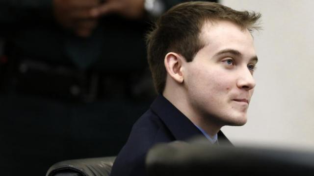 <b>"Siri, unde ascund cadavrul?!"... Așa a fost prins un tânăr criminal din Florida!</b>Din ciclul "și prost, dar și ghinionist", un tânăr din Florida a fost acuzat de crimă, după ce Siri a fost folosită ca dovadă în cazul său. Pedro Bravo și-ar fi omorât colegul de cameră, pentru că apoi să întrebe Siri unde să ascundă...