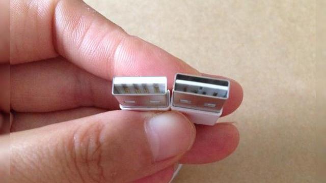 <b>iPhone 6 ar putea veni cu un cablu USB Type-A inversabil</b>Au început să apară tot mai multe zvonuri legate de accesoriile lui iPhone 6 și dacă o schimbare a căștilor EarPods nu e foarte probabilă, în schimb cablul Lightning ar putea cunoaște modificări. Aparent, vom primi un nou cablu cu conector USB...