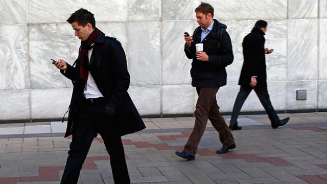 <b>Telefonul tău te poate Înregistra audio, utilizând exclusiv giroscopul (Video)</b>Telefonul Android poate fi transformat în microfon și fără permisiunea utilizatorului, iar asta știam de ceva vreme. Azi putem vedea modul în care aflăm dacă handsetul pe care îl folosim are această funcție, care încalcă intimitatea. &nbsp;...