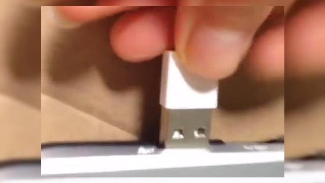 <b>Cablul USB reversibil de la Apple filmat Într-un leak de 10 secunde (Video)</b>Am mai scris despre posibilitatea ca noul iPhone să vină cu un cablu USB/Lightning reversibil și până acum tot ce am văzut a fost o fotografie cu acest accesoriu. Ei bine azi vedem și un clip în care ni se prezintă funcția care scoate în...