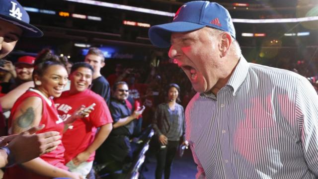 <b>Steve Ballmer Își părăsește funcția din comitetul de conducere Microsoft, pentru a se axa pe... baschet</b>știți ce este Steve Ballmer acum? Fix Gigi Becali, doar că în varianta baschet. și nu, nu e o afirmație greșită, dacă vă uitați la clipurile cu el la evenimentul oficial de acum câteva zile, când s-a dat în stambă drept patronul echipei...