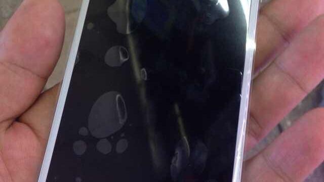 <b>Noi imagini cu panoul frontal al lui iPhone 6 și componente de iPad Air 2 apar pe web</b>Direct din China, din fabrica din Shenzhen au apărut imagini cu panoul frontal al lui iPhone 6, dar și cu câteva componente ale lui iPad Air 2. Componentele sunt doar cabluri flexibile, în vreme ce panoul seamănă cu precedentele leakuri de acest...