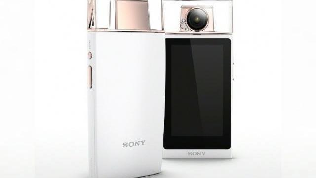 <b>Sony anunță oficial camera foto pentru selfie-uri Cyber-shot KW1 ce arată ca o sticluță de parfum</b>După ce în zilele precedente am avut ocazia să aruncăm o primă privire asupra unui device destul de misterios și ciudat în același timp, iată că astăzi, Sony anunță oficial produsul în cauză ce nu este altceva decât o cameră foto...