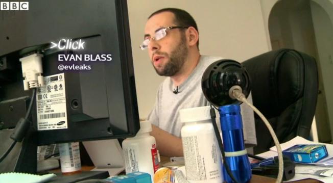 <b>Evan Blass, persoana din spatele contului de Twitter @evleaks oferă un interviu celor de la BBC</b>Probabil cu toții am auzit de @evleaks, celebrul personaj anonim până acum ceva timp care ne atrăgea atenția cu fel și fel de scăpări de informații și imagini ale unor produse încă nelansate pe piață. Recent, cei de la BBC au avut ocazia să...