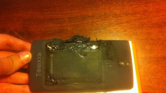 <b>Primiți cu explozia? Bateria unui OnePlus One explodează În buzunarul unui utilizator, lasa și o cicatrice</b>Dacă unii le arată nepoților cicatrici din război, mai nou te poți "lăuda" că ai fost însemnat de șrapnelul lăsat de un telefon. Nu e un scenariu de film, ci doar încă un caz de explozie a unui telefon mobil, de această dată un OnePlus One....