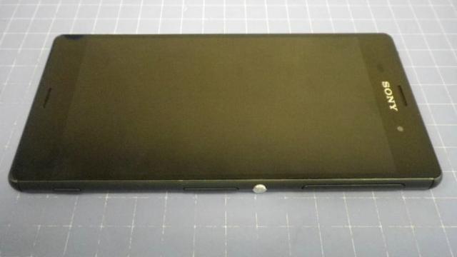 <b>Sony Xperia Z3 dezasamblat În fața camerei, vine cu baterie de 3100 mAh</b>De azi într-o săptămână va începe febra preliminară IFA 2014, care ne va aduce atât noul Galaxy Note 4, cât și Sony Xperia Z3 și noutăți de la Microsoft, HTC și ASUS, printre altele. Azi ne ocupăm doar de Xperia Z3, care a primit o galerie...