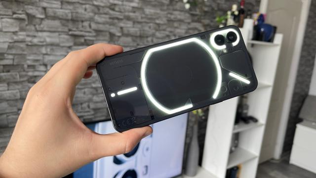 <b>Turul Magazinelor #1323: Nothing Phone (1), iPhone 14 Plus la cel mai mic preţ, instant încălzire apă Bucureşti</b>Finalul de săptămână ne găseşte în două ipostaze: stresaţi de începutul şcolii şi stresaţi de lipsa de apă caldă. În Bucureşti problema e deja arhicunoscută: sunt ţevi scoase peste tot, se fac lucrări şi nu avem apă caldă, dacă nu avem centrală