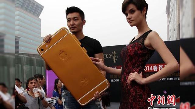 <b>iPhone 6 din aur roz și cu diamante promovat cu o machetă de 1 metru lungime</b>în vreme ce unii producători de accesorii se grăbesc să lanseze huse și alte produse pentru iPhone 6, companiile producătoare de obiecte de lux deja promit comenzi pentru variante aurite ale noului telefon Apple. în China a fost anunțat un iPhone...