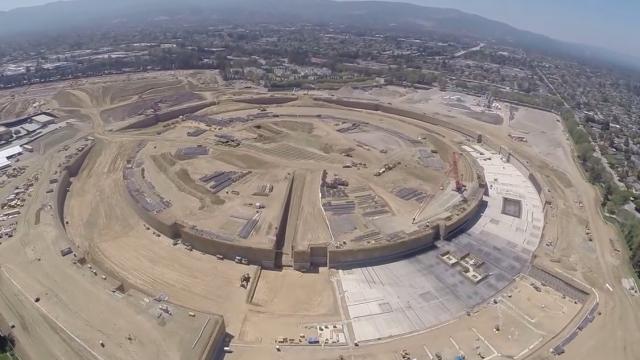 <b>Iată cum evoluează construcția campusului "OZN" Apple, prin ochii unei drone (Video)</b>Am văzut câteva fotografii din aer cu măreața construcție Apple, noul său sediu "OZN", dar azi e momentul să aruncăm o privire asupra sa prin intermediul clipului de mai jos. Acesta a fost filmat de o dronă, cu o cameră GoPro montată. Mi...