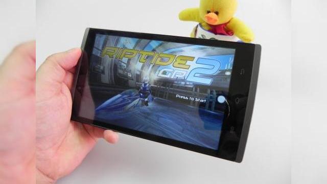 <b>Allview Viva H7S Review + Concurs: cea mai arătoasă tabletă-telefon de la Allview, cu mulți decibeli sub capota metalică (Video)</b>Allview Viva H7S este "cea mai telefon" tabletă testată de noi în ultima vreme, vorba lui Ervin. Terminalul este o tabletă de 7 inch cu 3G, GPS și posibilitate de apelare telefonică. Vă oferim la concurs acest produs, dar nu înainte de a afla...