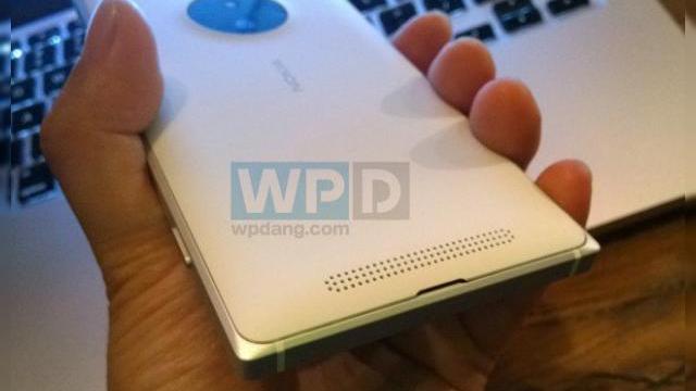 <b>Nokia Lumia 830 ajunge pe Internet din nou, În imagini hands on</b>știam deja că IFA 2014 ne va aduce cel puțin două noi telefoane Nokia Lumia, modelele Lumia 830 și Lumia 730 fiind cele vehiculate în leakuri. Ambele au avut parte de scăpări sub formă de imagini, iar azi aruncăm o privire asupra lui Lumia 830...