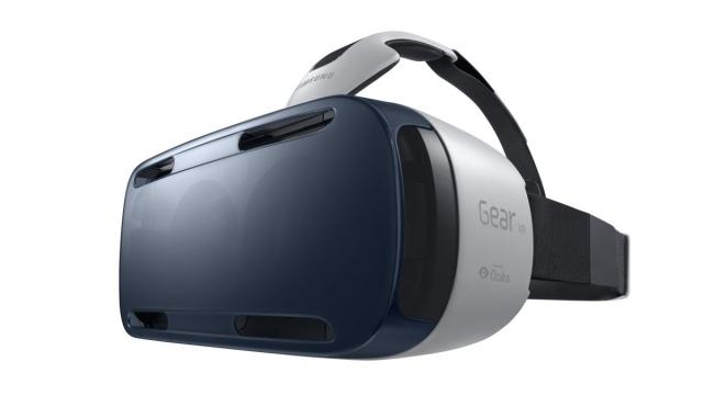 <b>IFA 2014: Samsung anunța headsetul de realitate virtuală Gear VR, bazat pe terminalul Note 4 si cu tehnologie Oculus la bord</b>Samsung a anunțat la IFA 2014 nu doar noi phableturi și ceasuri, ci și headsetul de realitate virtuală Gear VR. Acesta are la baza Galaxy Note 4, care este introdus într-o fantă specială în zona frontală. &nbsp; &nbsp; Având aportul celor de la...
