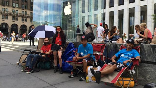 <b>Au Început cozile deja pentru iPhone 6, deși telefonul nici măcar nu a fost anunțat Încă!</b>Mania Apple lovește din nou, de această dată cu iPhone 6 ca subiect de adorație. Nici nu a fost bine anunțat noul smartphone Apple și nici măcar nu avem garanția că se va numi iPhone 6 și deja lumea stă la coadă pentru el. Cum ar fi ca acest...