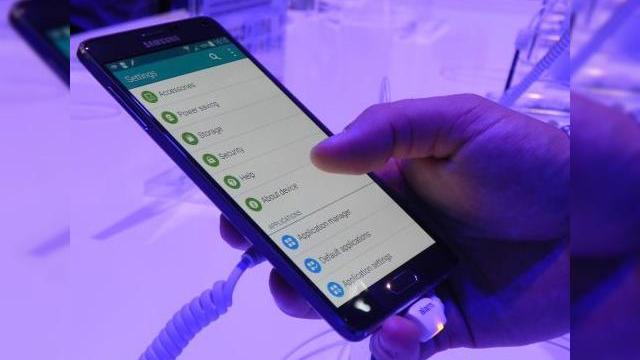 <b>IFA 2014: Samsung Galaxy Note 4 hands-on - margine metalică, fără rezistență la apă, feeling plăcut (Video)</b>Samsung Galaxy Note 4 e cu siguranță cel mai așteptat telefon de la IFA 2014, el fiind anunțat ieri de către Samsung în cadrul unui eveniment special transmis în toată lumea. Phabletul aduce specificații high end și este un adevărat "monstru"...