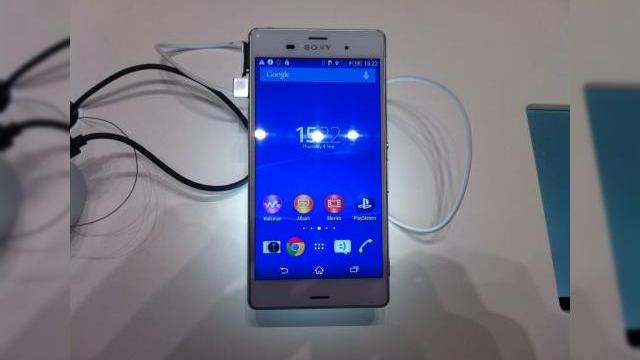 <b>IFA 2014: Sony Xperia Z3 Compact hands on - micul flagship care controlează un PlayStation 4 (Video)</b>Pe lângă Sony Xperia Z3, am putut să îl vedem și pe Xperia Z3 Compact la IFA 2014 în Berlin, iar mai jos puteți arunca o privire asupra unui clip hands on realizat de colegul Claudiu. Acest model de telefon e succesorul lui Xperia Z1 Compact, model...
