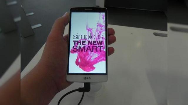 <b>IFA 2014: LG G3 S (Beat) hands on - design de LG G3, dotări puțin mai modeste (Video)</b>LG G3 S (Beat) e practic un LG G3 Mini, care a fost expus la IFA 2014 și am avut ocazia să petrecem câteva minute în compania sa. Mai jos vedeți experianta hands on cu acest model, care vine cu o diagonală de 5 inch și rezoluție 720p. &nbsp; LG G3...