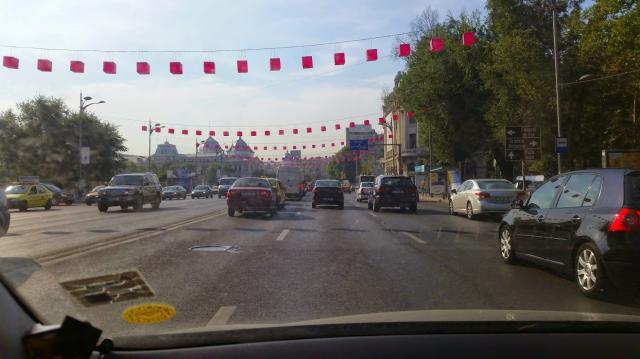 <b>Revelion În septembrie?! Nu, doar Bucureștiul Împodobit cu Magenta pentru lansarea Telekom Romania!</b>Atunci când am văzut imaginea de mai jos am crezut că primăria a început deja să împodobească Bucureștiul pentru sărbătorile de iarnă, dar nu e vorba de așa ceva, ci de pregătirile pentru lansarea Telekom Romania. După cum știți, pe 12...