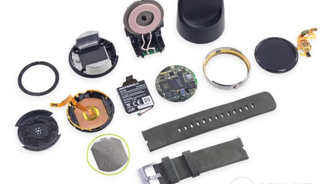 <b>Smartwatch-ul Moto 360 dezasamblat de iFixit; surprize la interior</b>Cu toate că pe piață încep să își facă apariția din ce în ce mai multe smartwatch-uri, trebuie să recunoaștem că modelul Moto 360 încă este acel ceas cu display circular care a adus un design uimitor odată ce a fost anunțat oficial. Deși...