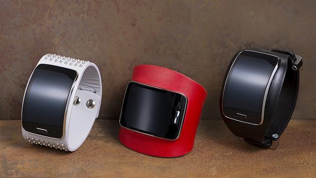 <b>Samsung Gear S primește personalizări de lux, În versiunea Diesel Black Gold</b>Samsung Gear S primește surprinzător de multă atenție din partea customizatorilor de lux și după o versiune Swarovski, acest smartwatch a primit și o variantă Diesel Black Gold. Puteți admira în imaginile de mai jos cum arată această versiune...