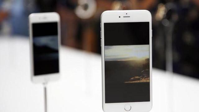 <b>iPhone 6 Plus e deja sold out, noile modele iPhone doboară recorduri de precomenzi</b>După picaje de site pentru Apple și frenezia precomenzilor, a venit momentul acela previzibil în care aflăm că noul iPhone a fost sold out. E vorba despre iPhone 6 Plus în special, se pare. Un reprezentant AT&T a declarat că cererea...