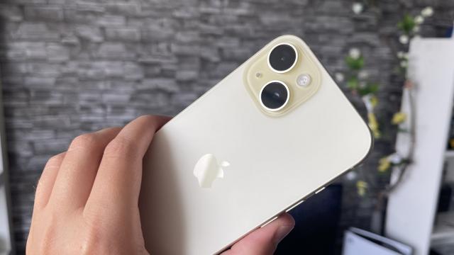 <b>iPhone 15 primeşte un scor respectabil pentru camera de la DxOMark; Locul 12 per total</b>Încă o zi, încă un iPhone 15 testat de DxOMark. După iPhone 15 Pro şi iPhone 15 Pro Max, acum a venit rândul lui iPhone 15 să fie testat de francezi, primind un scor respectabil de 145 de puncte pentru cameră. Ce atuuri are aflaţi mai jos

