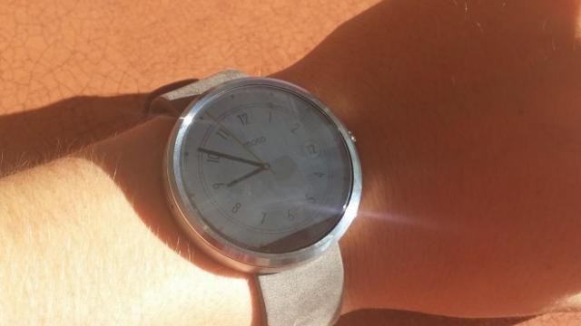 <b>Ecranul lui Motorola Moto 360 se comportă excelent În bătaia soarelui; Iată dovezi foto</b>Motorola Moto 360 este primul ceas Android Wear mainstream care a stârnit interesul publicului general, mai ales printr-un design revoluționar. Un utilizator Reddit numit Nazi_Funded_Gogurt a postat o serie de fotografii cu acest ceas, care ne arată...