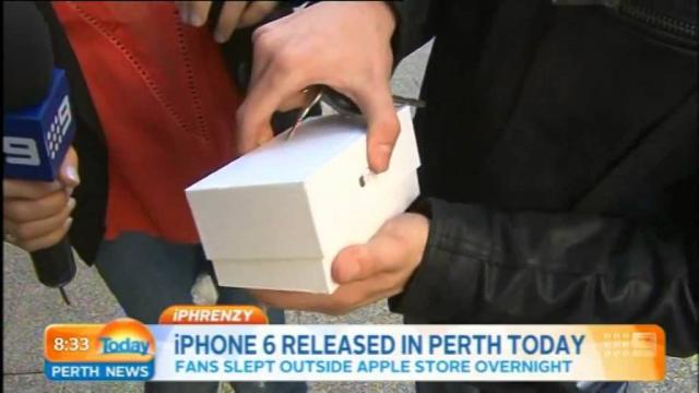 <b>Primul posesor de iPhone 6 Își scapă telefonul pe jos din cauza emoțiilor</b>Cum era de așteptat, lansarea comercială a lui iPhone 6 și a lui iPhone 6 Plus a adunat o mulțime de fani în fața magazinelor Apple, unde telefoanele au început deja să se vândă ca pâinea caldă. Deși atunci când ne achiziționăm un nou...